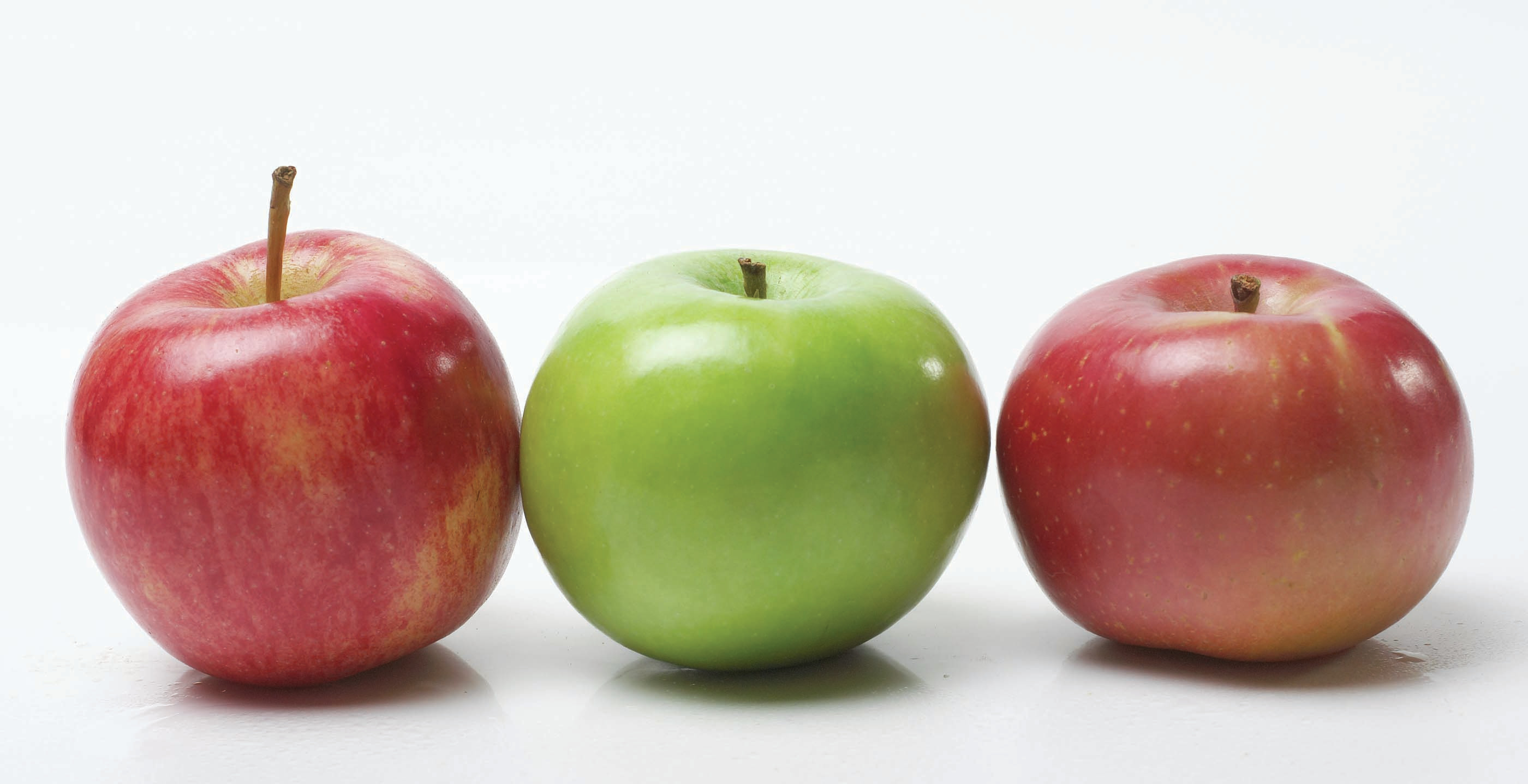 Apple three. Разные яблоки. Три яблока. Три разных яблока. Яблоки разного цвета.