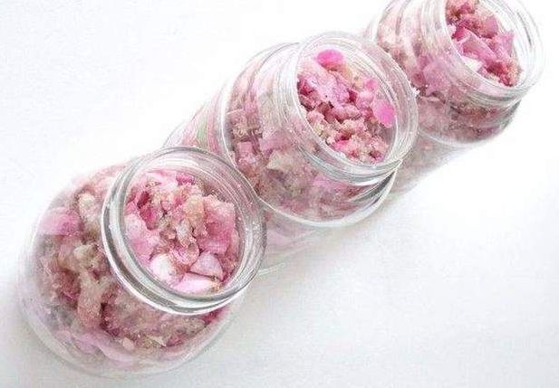 Rose petals, in sugar