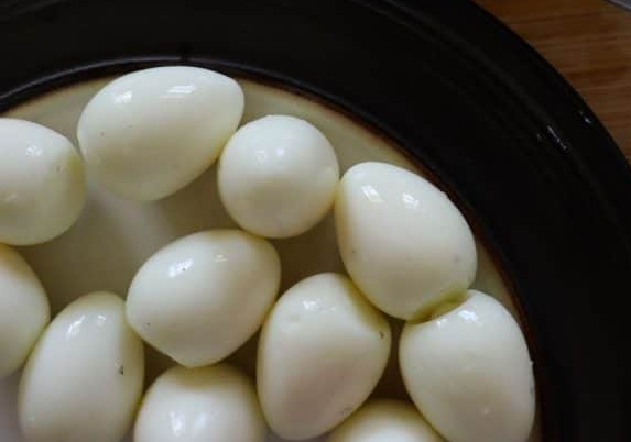 QQUAIL EGGS, BOILED AND DRAINED